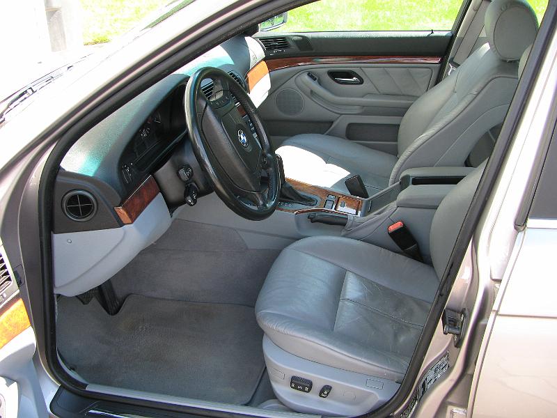 IMG_1435.JPG - Driver seat with power controls.