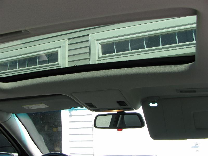 IMG_1443.JPG - Power tilt/slide sunroof.