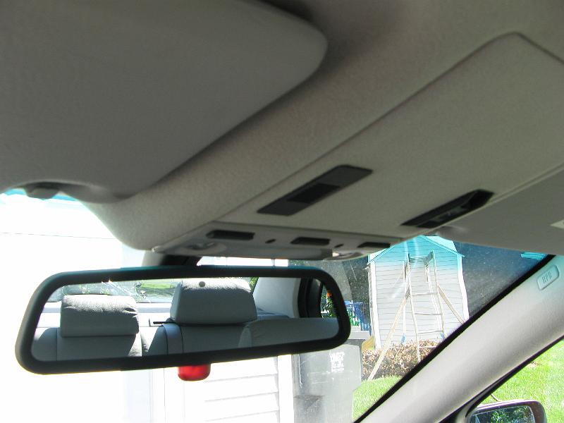 IMG_1453.JPG - Auto dimming rear view mirror, "alarm active" light and map lights.